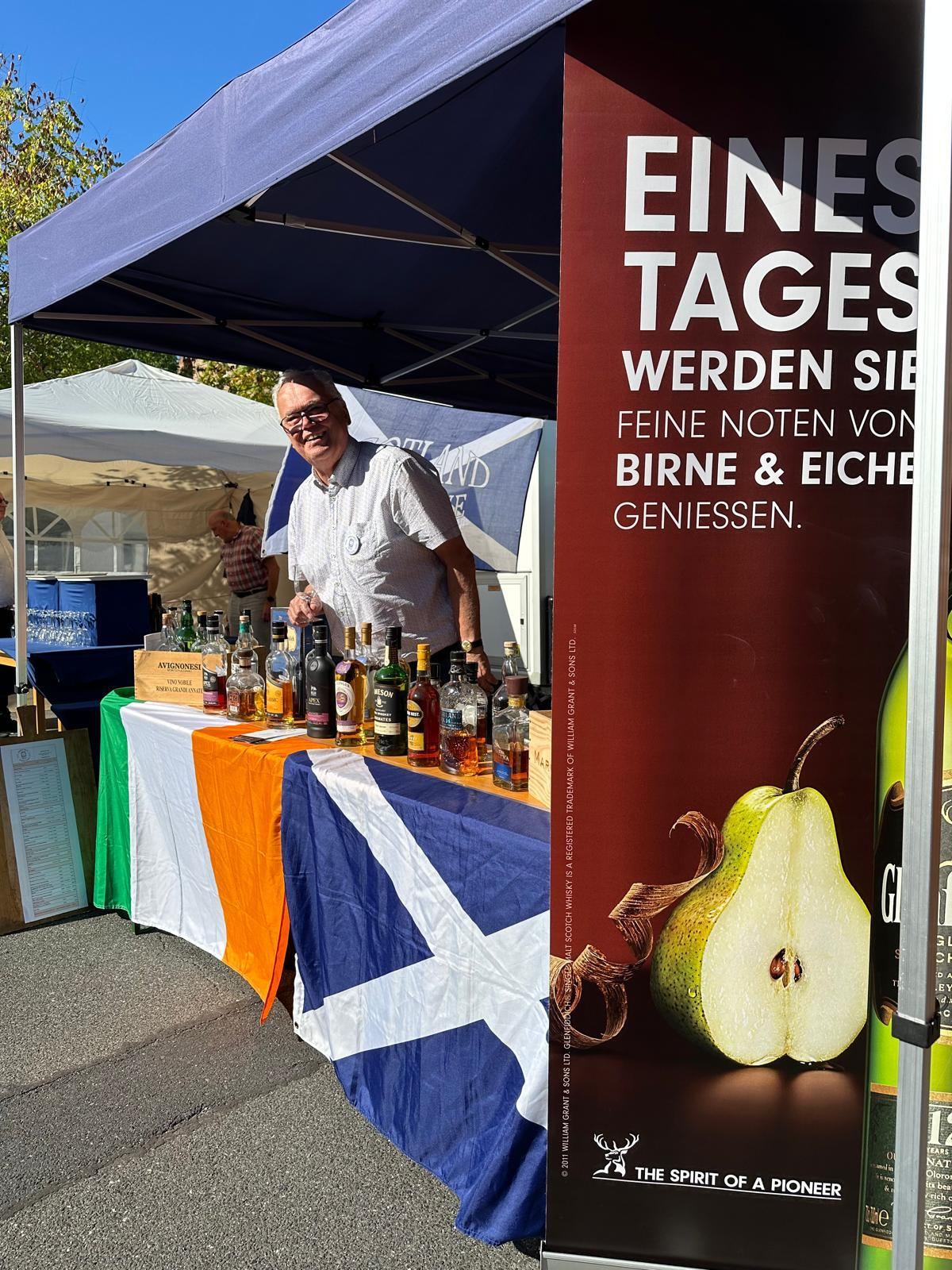 Mitglieder des Clubs bei einem Tasting auf einer Terrasse