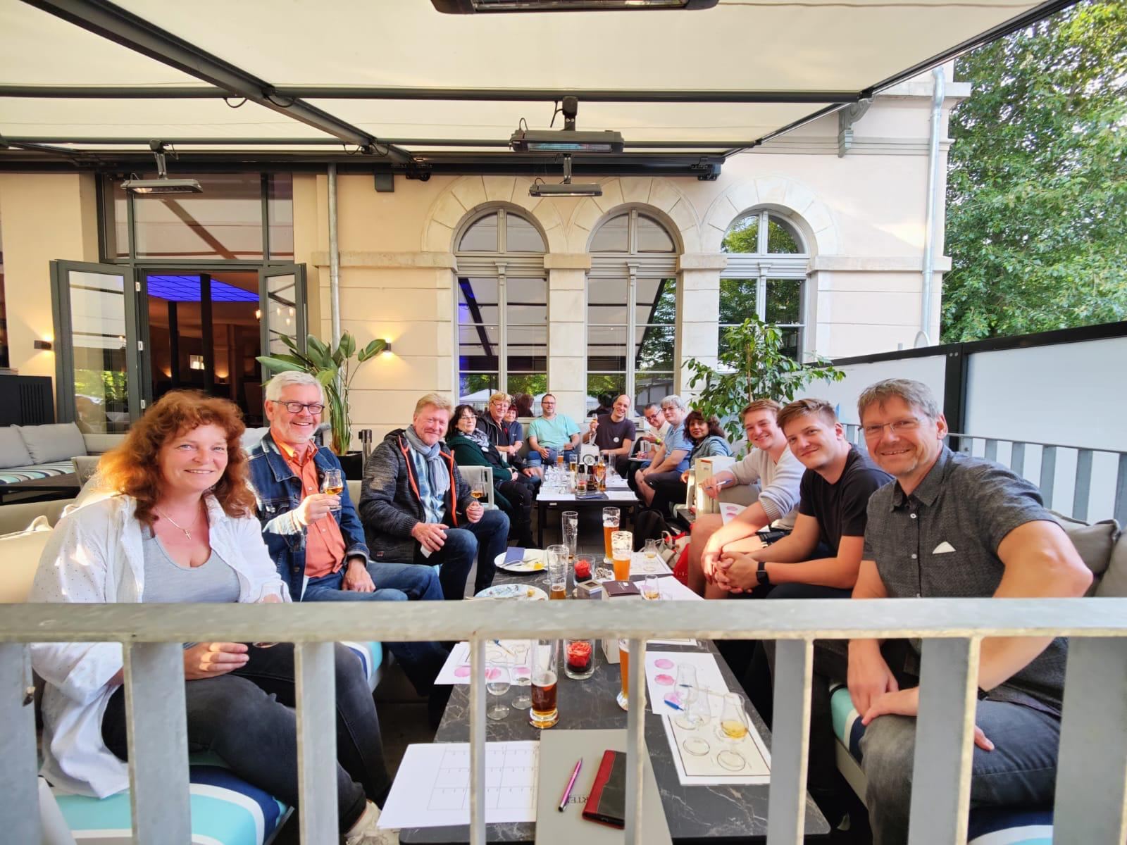 Clubmitglied am eigenen Stand mit schottischen und irischen Whiskys