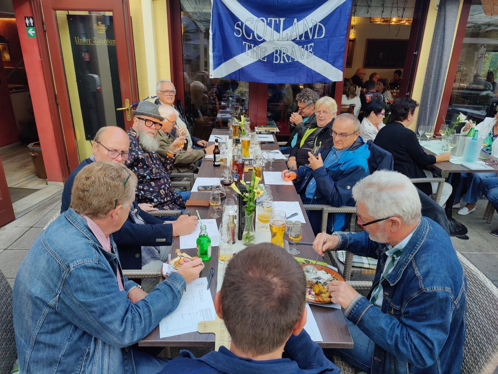 Mitglieder des Clubs an einer langen Tafel bei einer Verkostung im Körnergarten Dresden