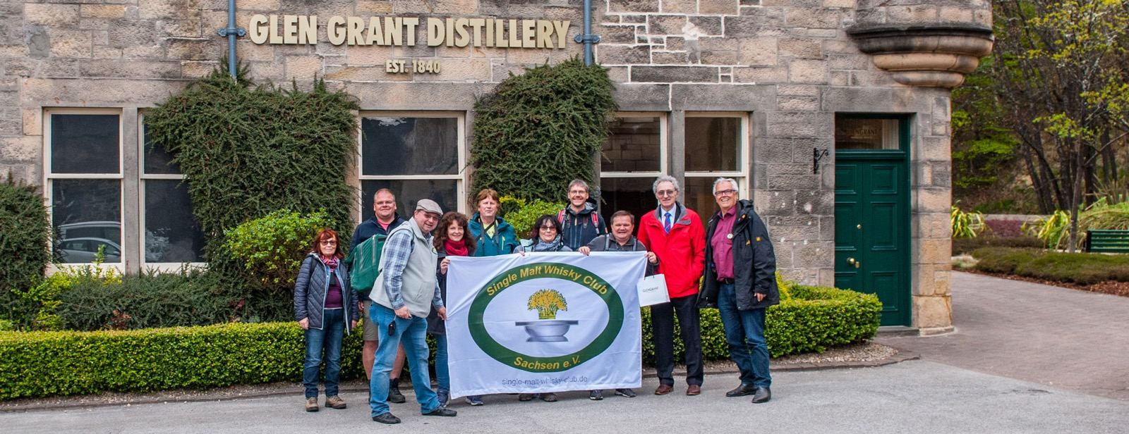 Mitglieder des Whiskyclubs vor der Glen Grant Distillery, gegründet 1840