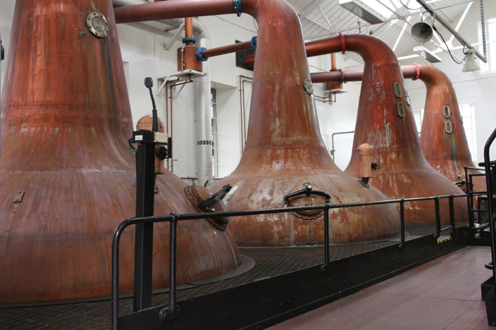 Kupferne Brennblasen (Pot Stills) in einer schottischen Destillerie