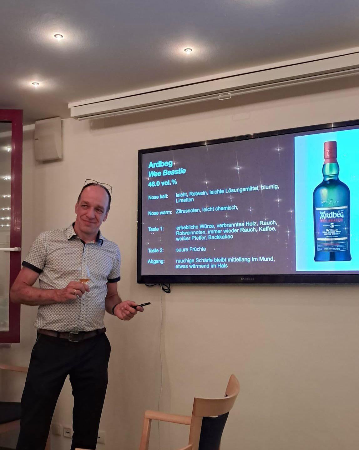 Referent stellt einen Ardbeg beim Seminar vor
