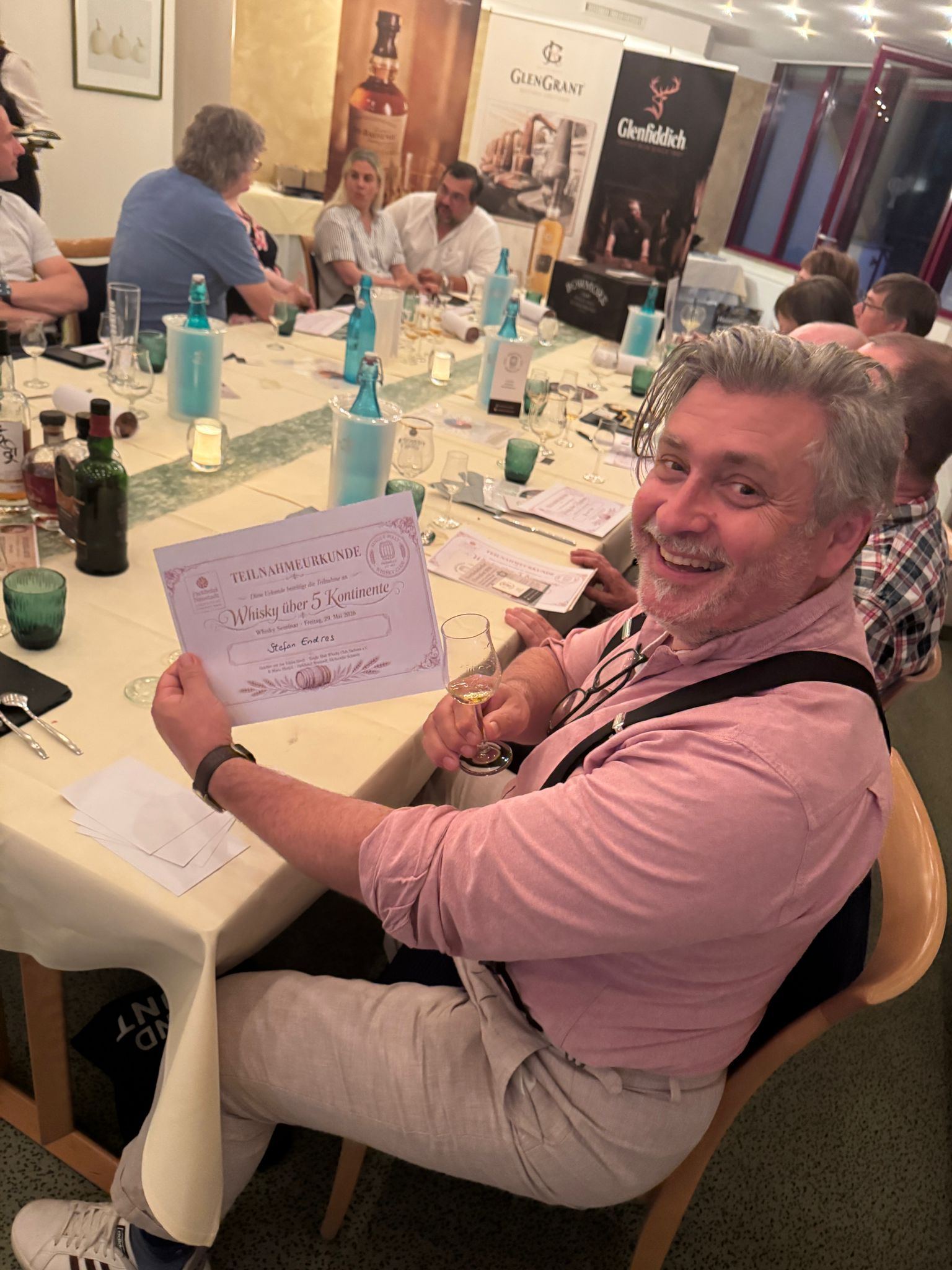 Teilnehmer mit Teilnahmeurkunde nach dem Seminar