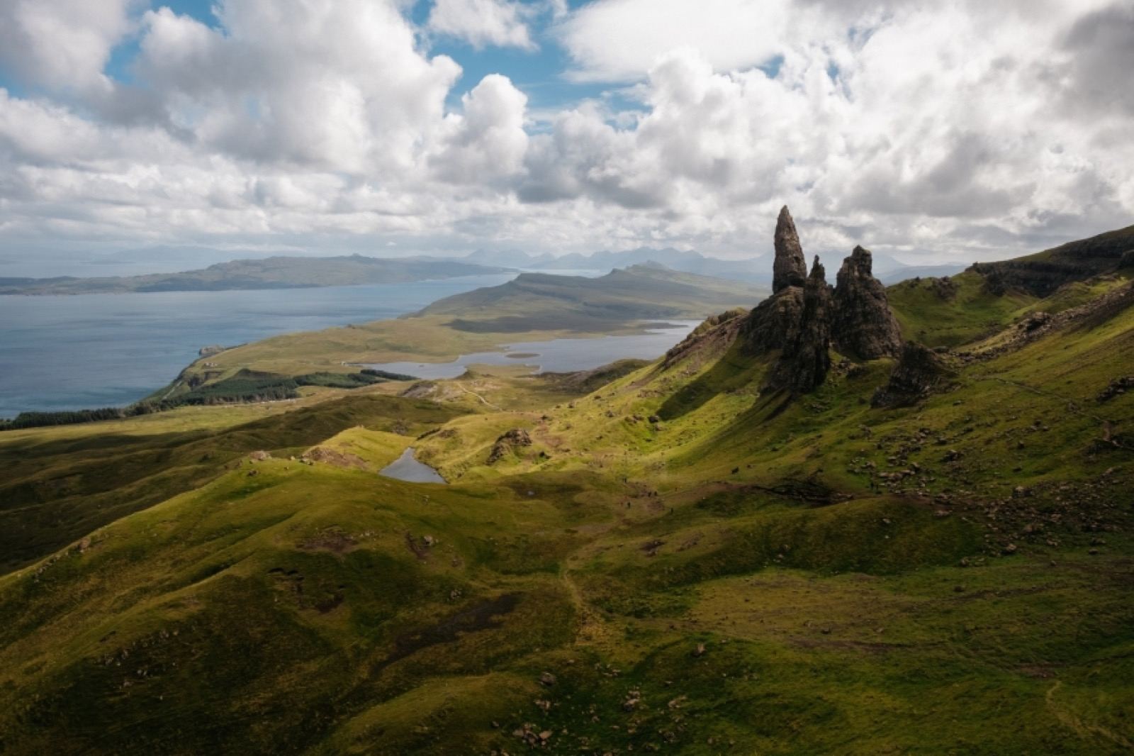 Der Old Man of Storr auf der Isle of Skye, Blick über die West Highlands