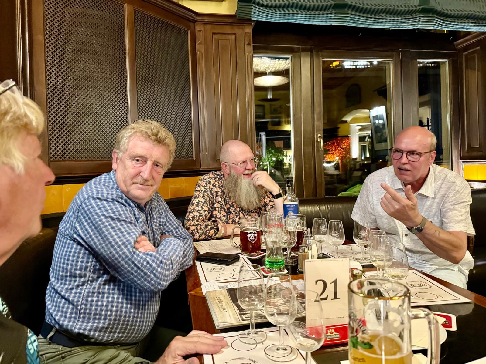 Mitglieder des Clubs an einem Tisch im Schillergarten Dresden, auf dem Tisch Nosing-Gläser, Tastingmatten und eine Flasche Glen Scotia