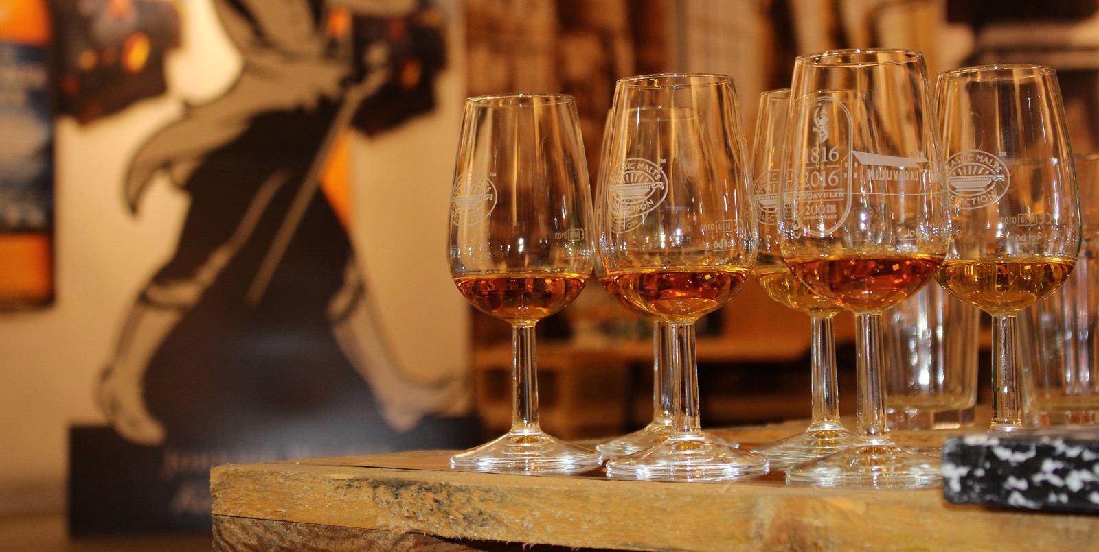 Mehrere Nosing-Gläser mit unterschiedlichen Whiskys bei einer Verkostung